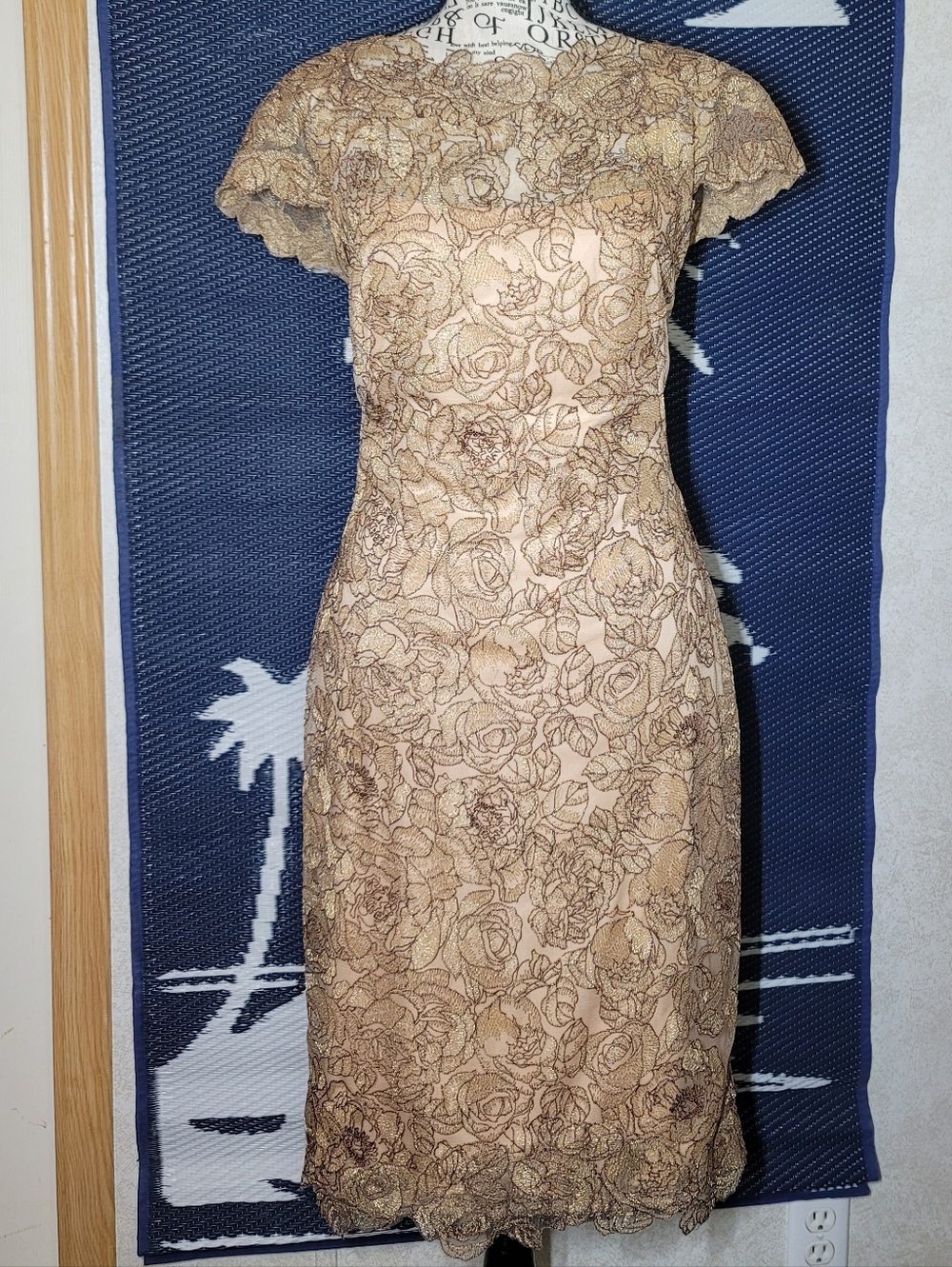 Tadashi Shoji Embroidered Lace Sheath Dress Gold/Nude Rose Motif Size 6